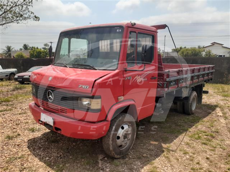 MERCEDES-BENZ 710 2011